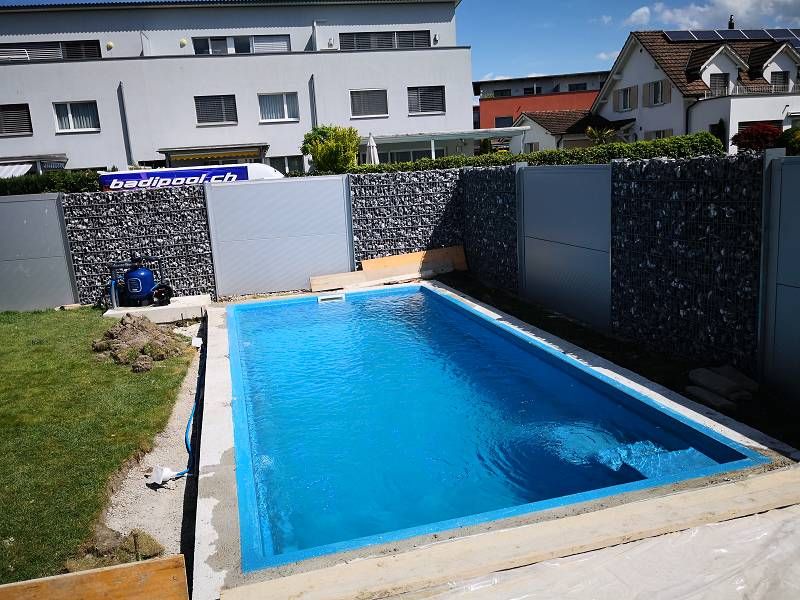 Gefüllter Aqua Nova 77 im Garten, Blick über die ganze Länge