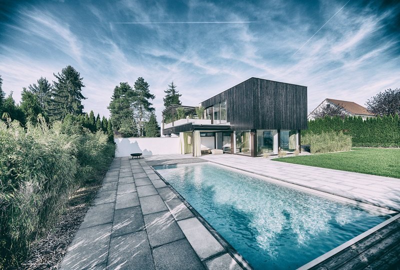Compass-Pool XL-Briliant 88 vor einem modernen Haus