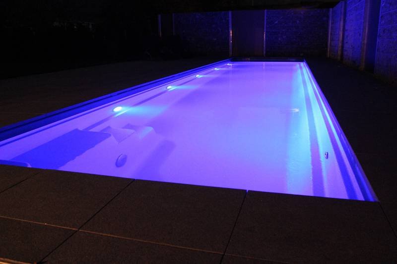 Pool bei Nacht, farbig beleuchtet