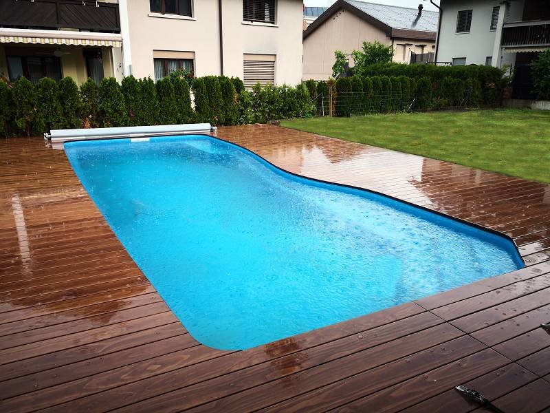 Fertiger Compass-Pool Riverina mit dunklem Holzdeck