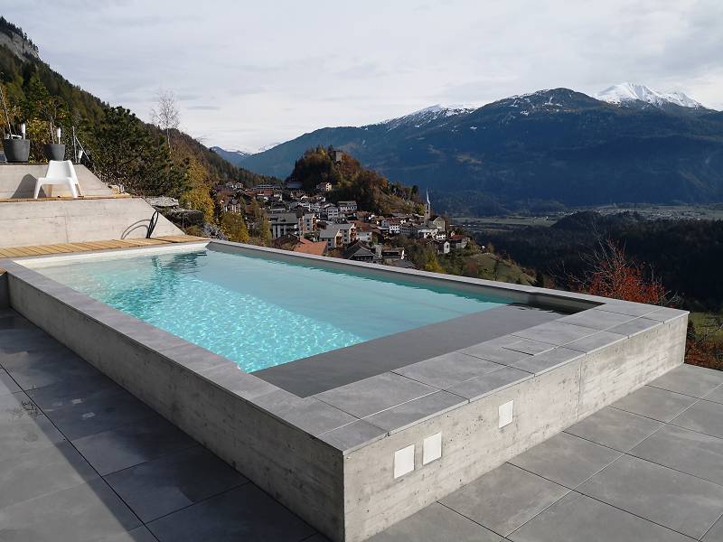 Fertiger Pool mit Terrasse und Blick ins Tal – Beispielbild Compass