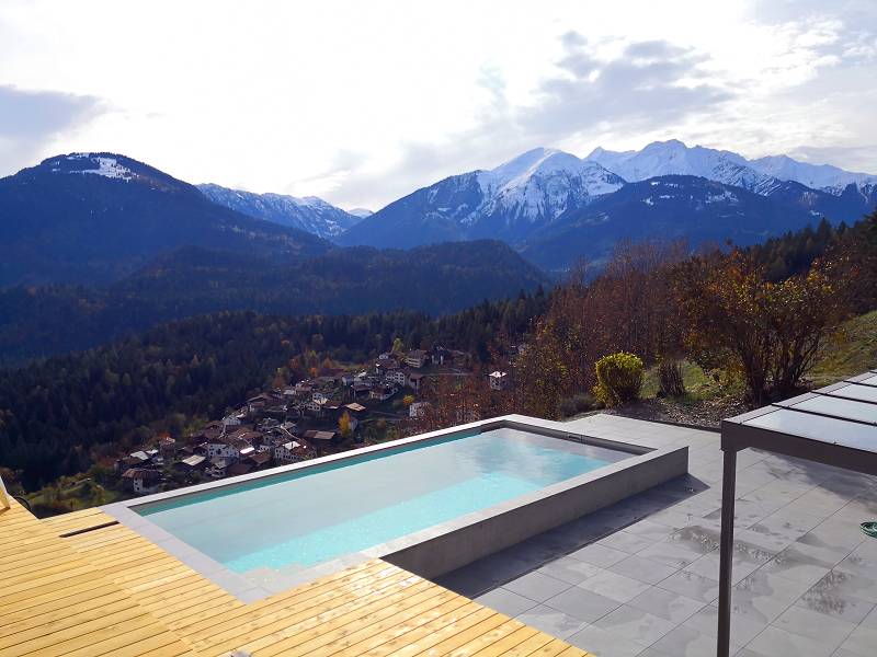 Fertiger Pool mit Terrasse und Bergblick