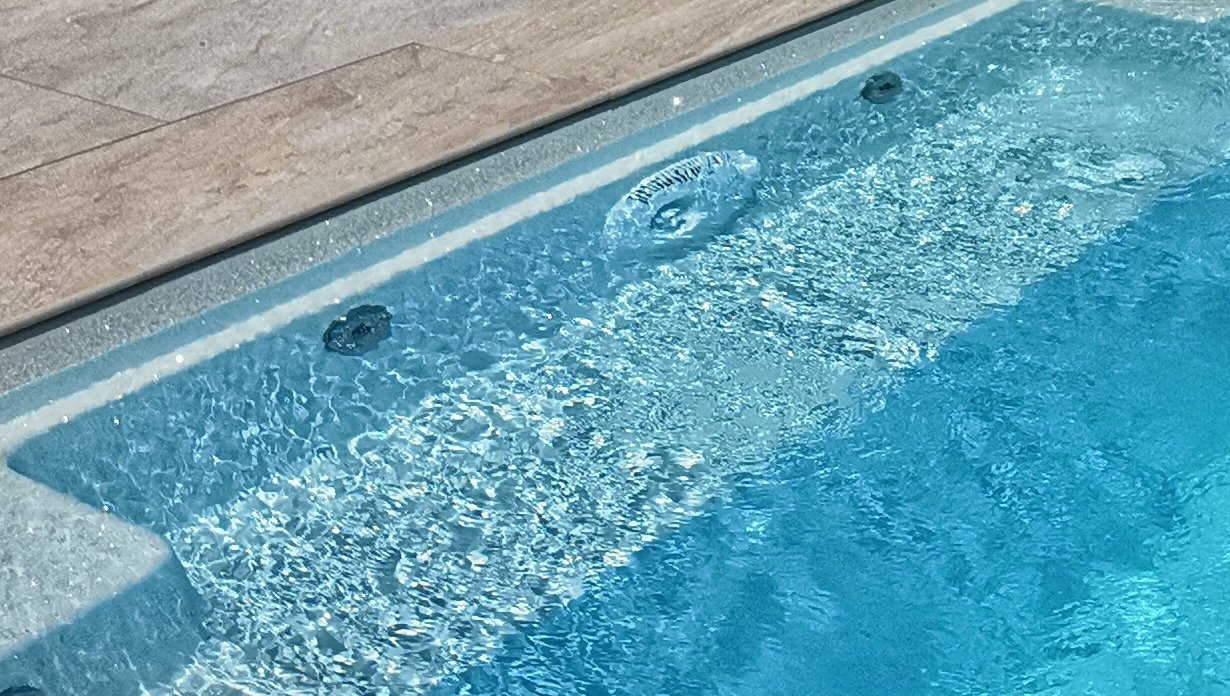 Gegenstromanlage mit kräftigem Wasserstrahl