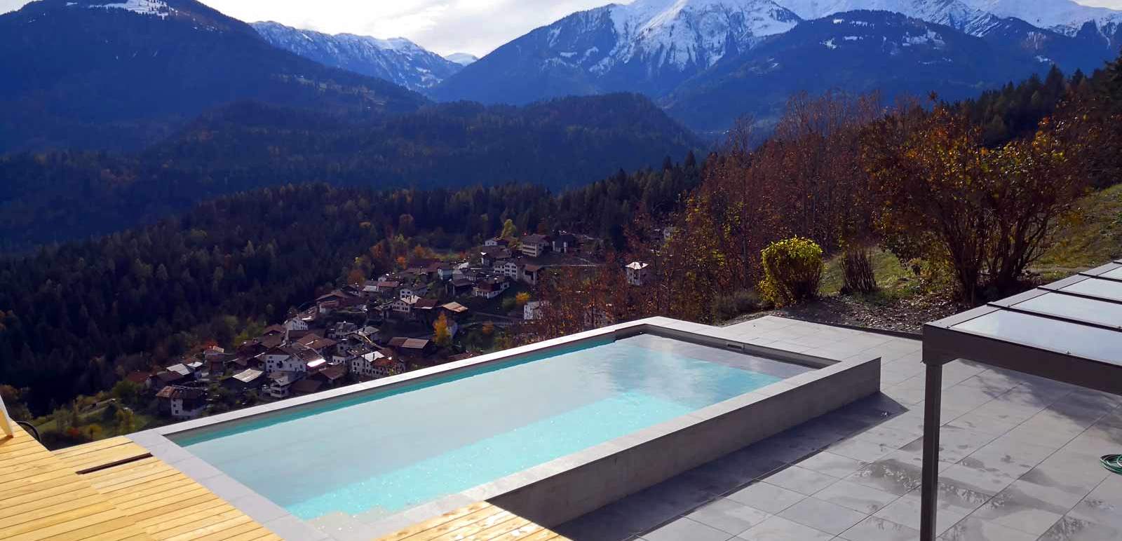 Fertiger Pool mit Terrasse vor Bergpanorama