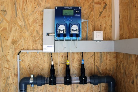 Klereo-Dosierung mit Sonden für pH und Redox im Technikraum – Badipool-Projekt