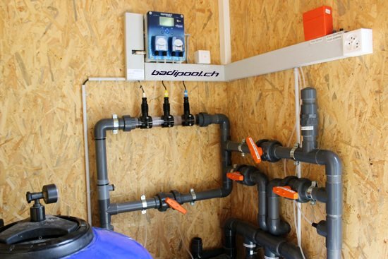 Klereo-Steuergerät an einer Wand im Technikraum