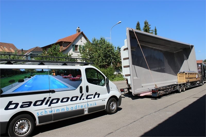 Badipool-Lieferwagen und Tieflader mit einem Beckenkörper