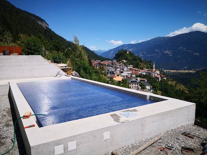 Aqua Nova 77 mit geschlossenem Beach-Line-Rollladen auf einer Baustelle