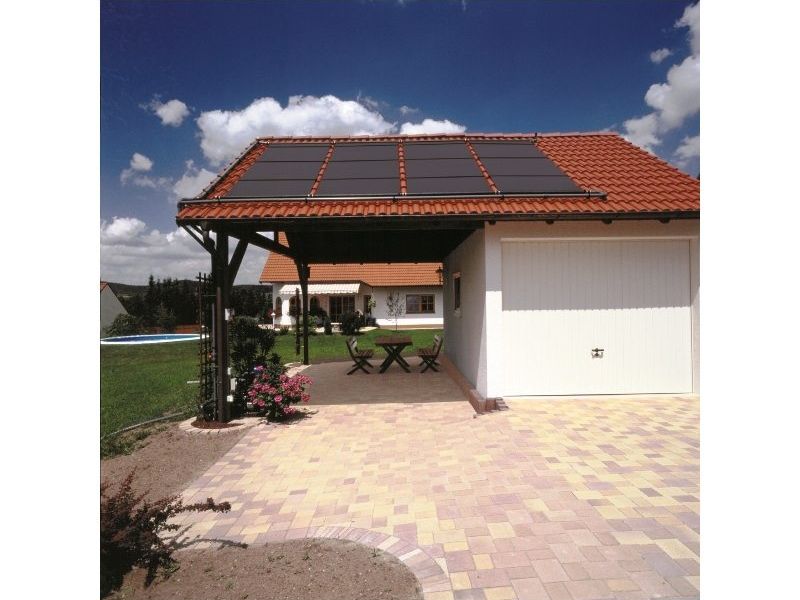 Solar-Absorber auf dem Dach eines Gartenhauses