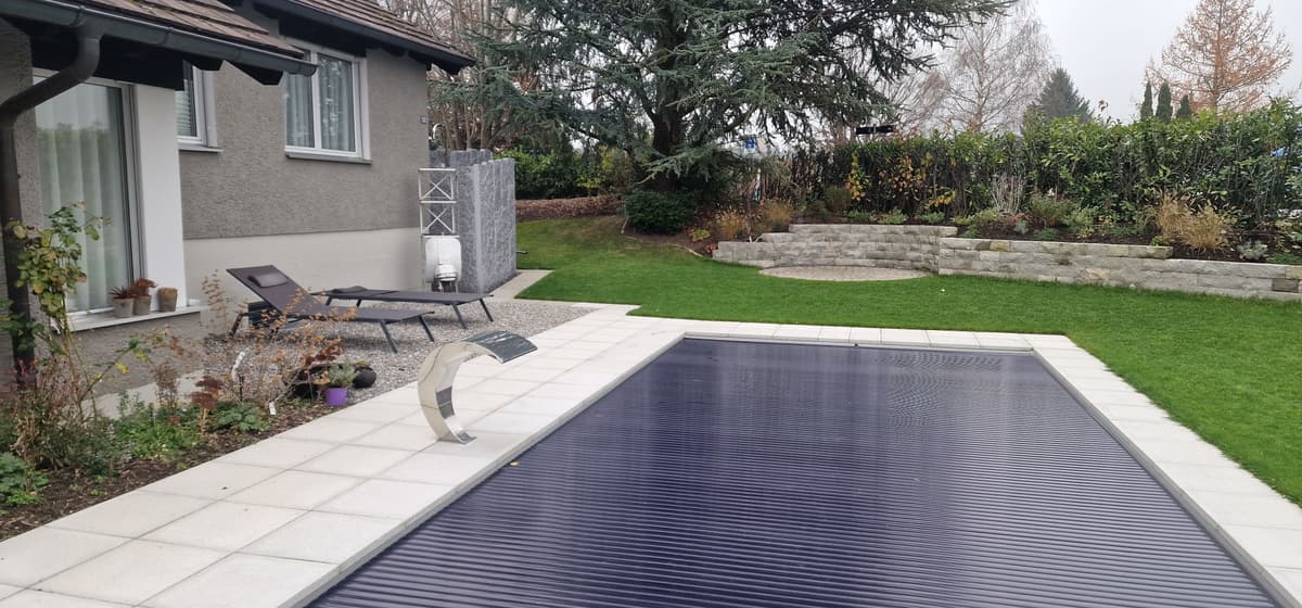 Pool mit geschlossener Abdeckung im Herbstlicht