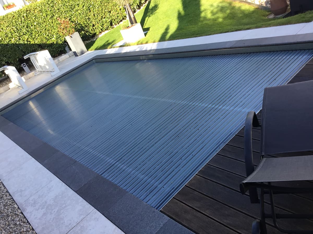 Pool mit Rolloabdeckung in ruhiger Winterstimmung