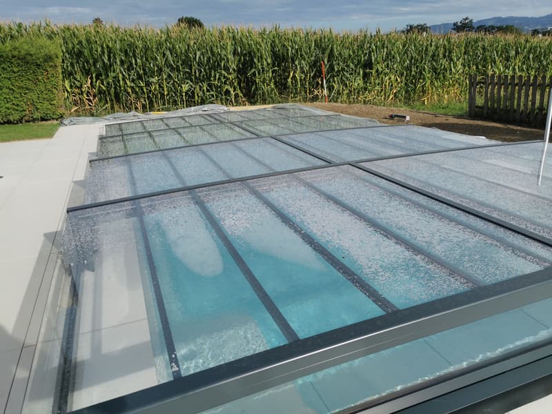 Pool unter flacher Glas-Überdachung