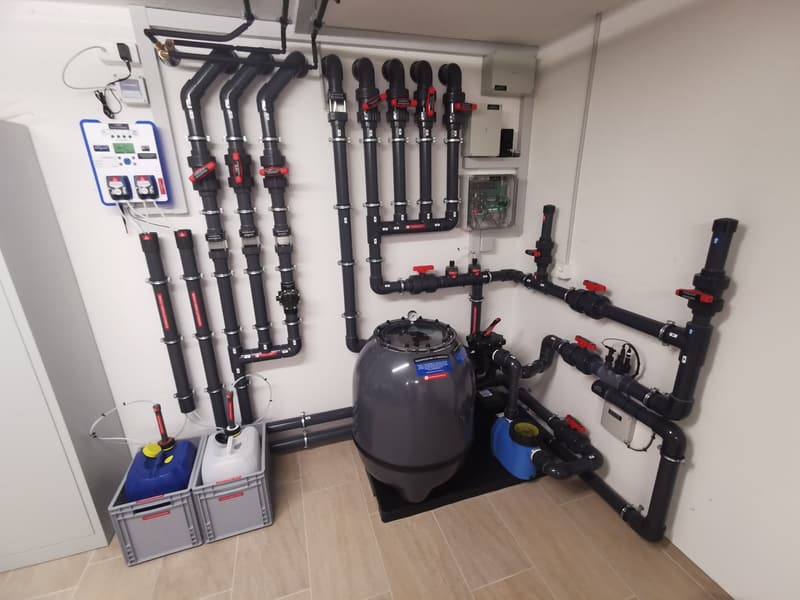 Technikraum mit Filter, Pumpe und Dosieranlage – Badipool-Projekt