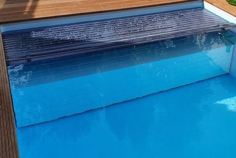 Sitzbank unter Wasser mit integriertem Rollladen