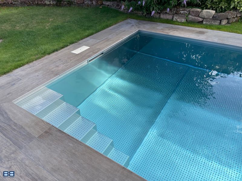 Edelstahlbecken mit breiter Einbautreppe und hellem Rand