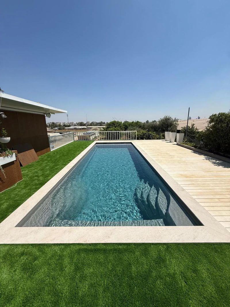 Herstellerfoto WaterRows WaterRows Double 108 in Lunar Granite neben einem Rasen
