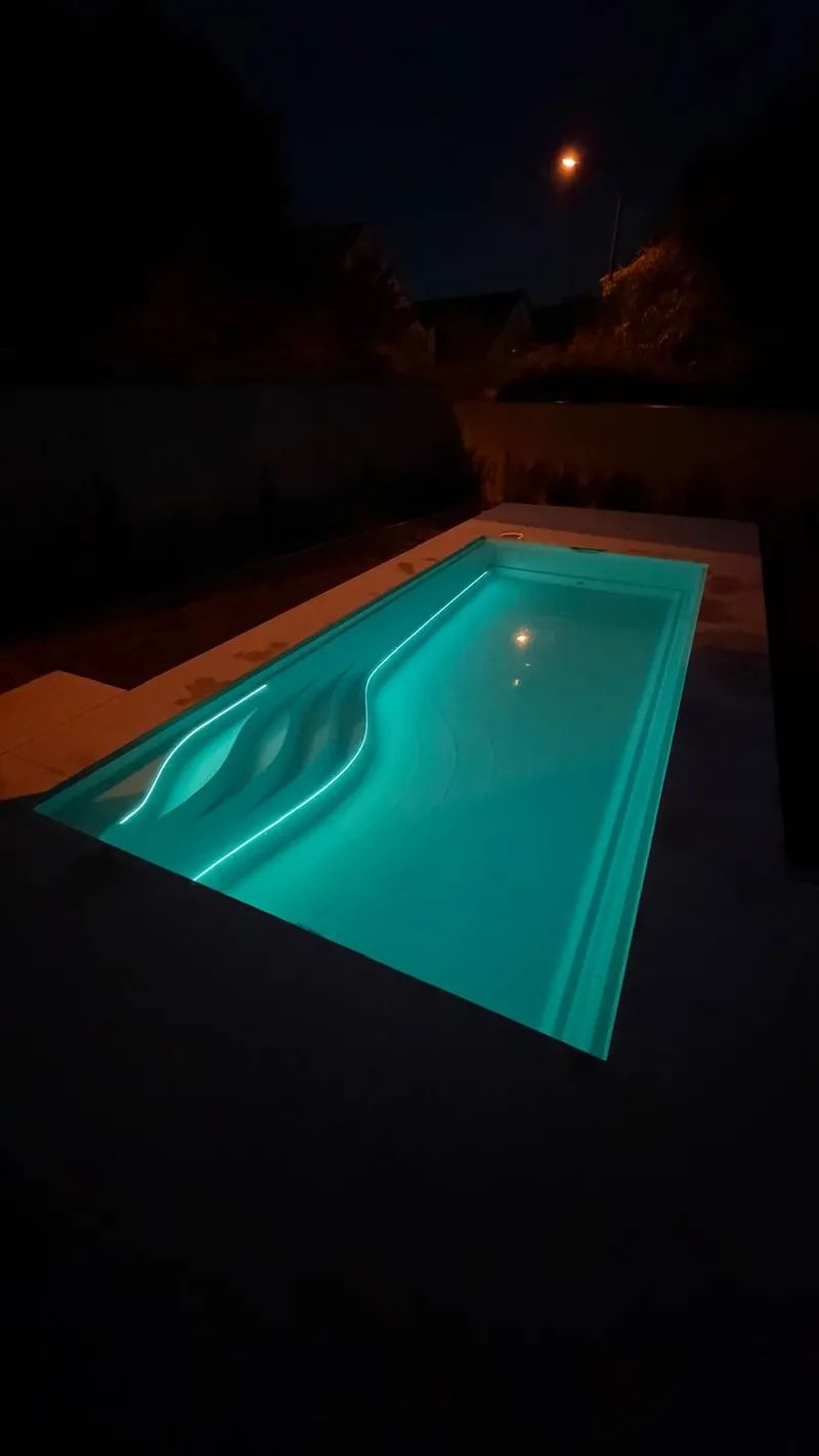 Herstellerfoto WaterRows WaterRows Single 78 bei Nacht mit leuchtendem LED-Streifen im Becken
