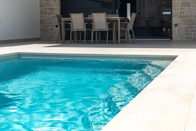 Herstellerfoto WaterRows WaterRows Single 64 in Sparkling Grey vor einer Terrasse