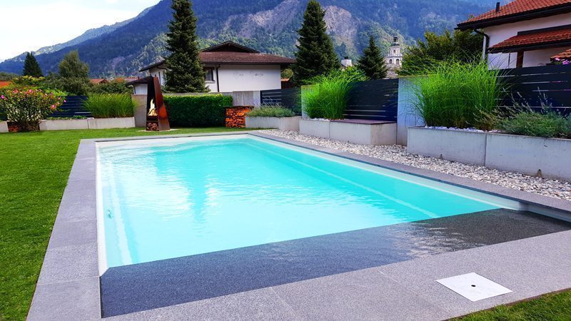 Beckenrand mit Randsteinen und gefülltem Wasser