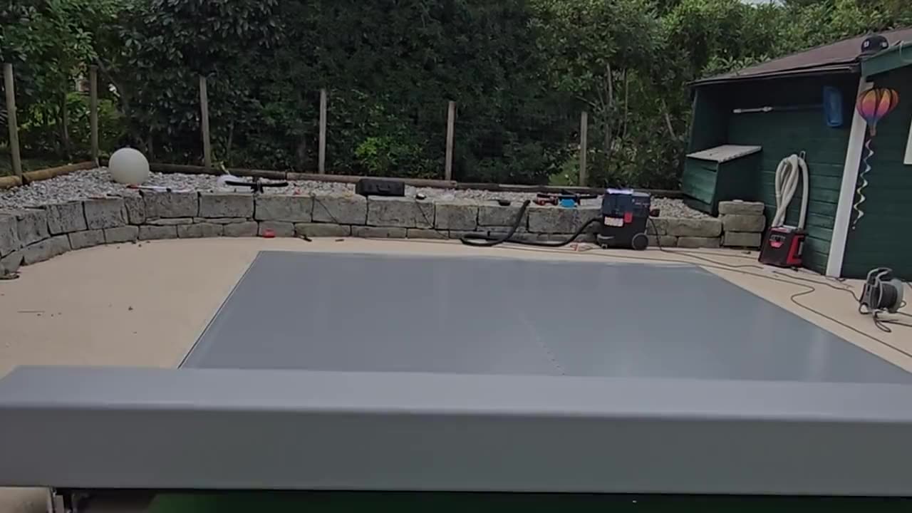Pool mit Coverseal-Membran, die flach über dem Becken gespannt ist